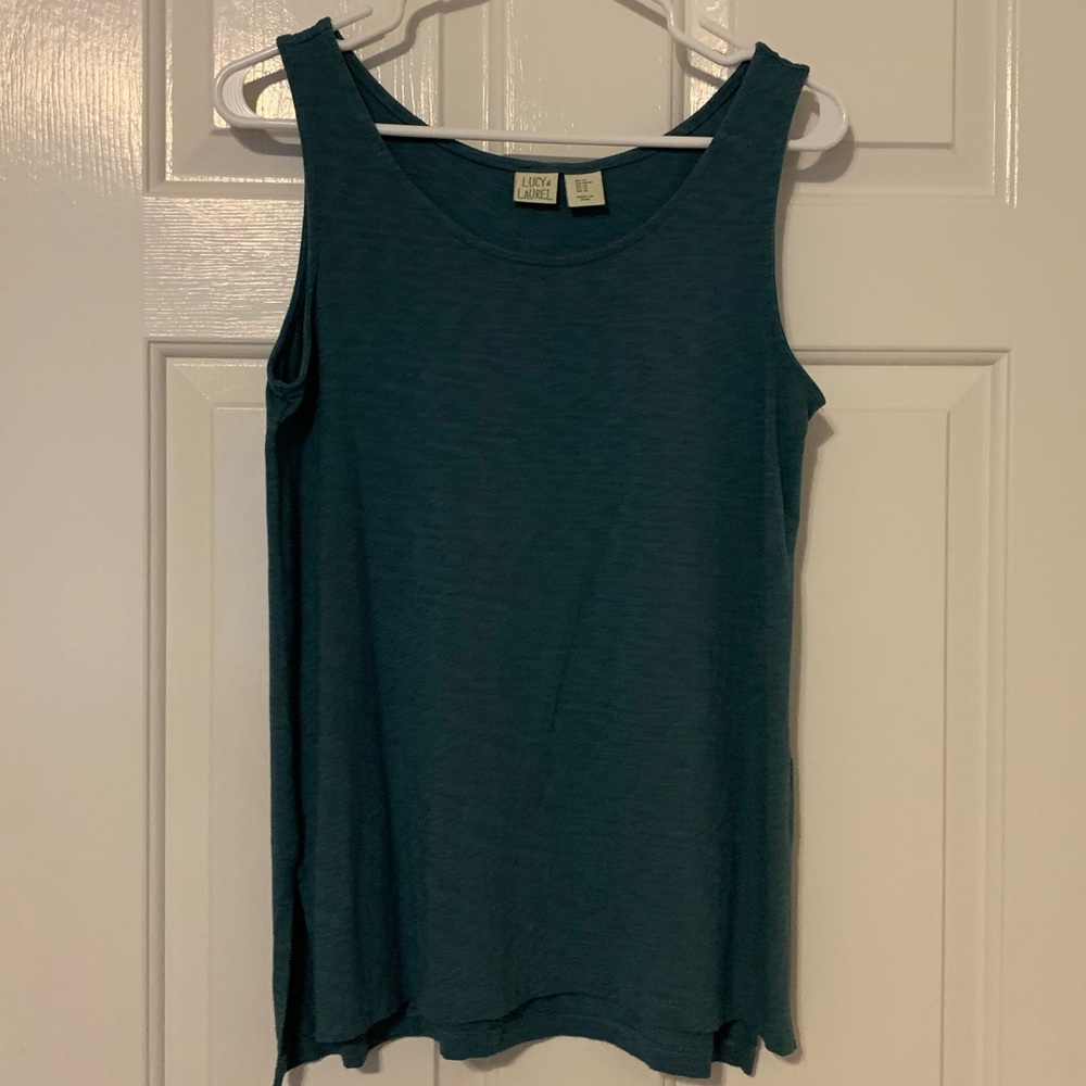 Lucy & Laurel green tank with slits on side Sz M
